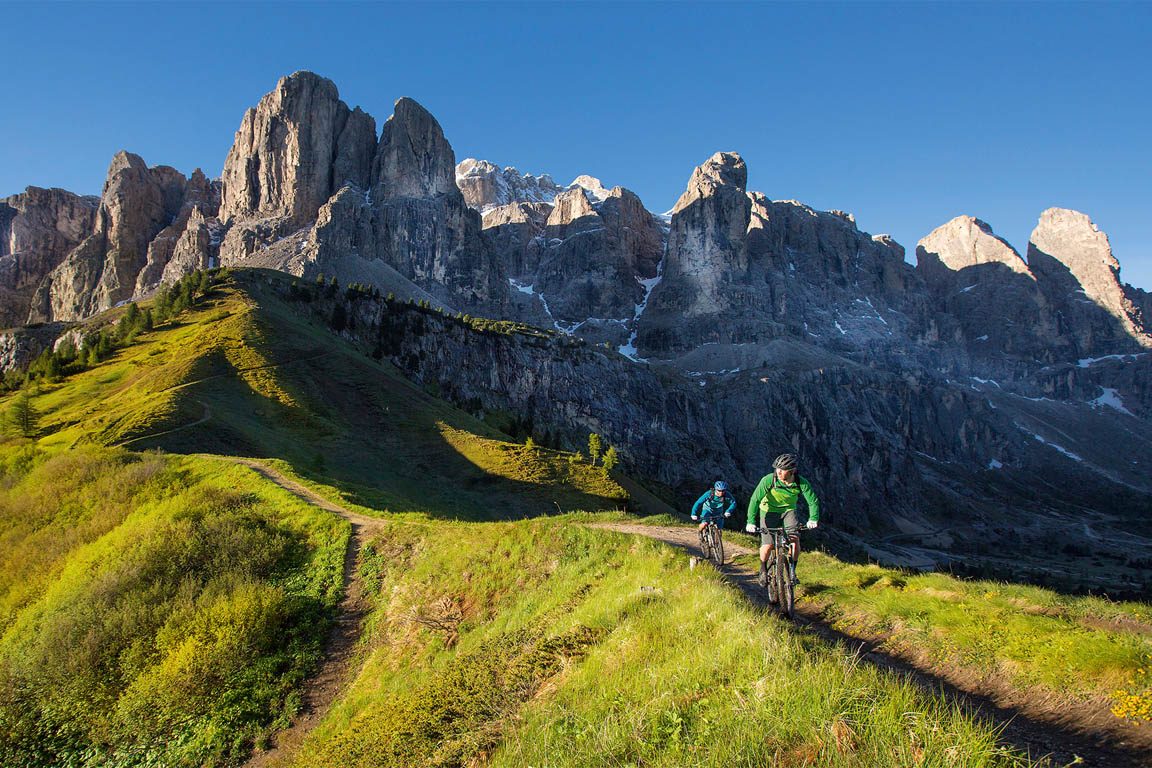 Rund um das Sellamassiv in Gröden winden sich Mountainbike-Trails mit Blick auf die einmaligen Dolomitengipfel