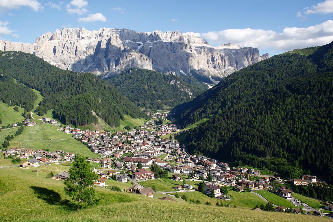 Wolkenstein in Gröden im Sommer, Dolomiten in Südtirol, Italien Wolkenstein in Gröden im Sommer, Dolomiten in Südtirol, Italien